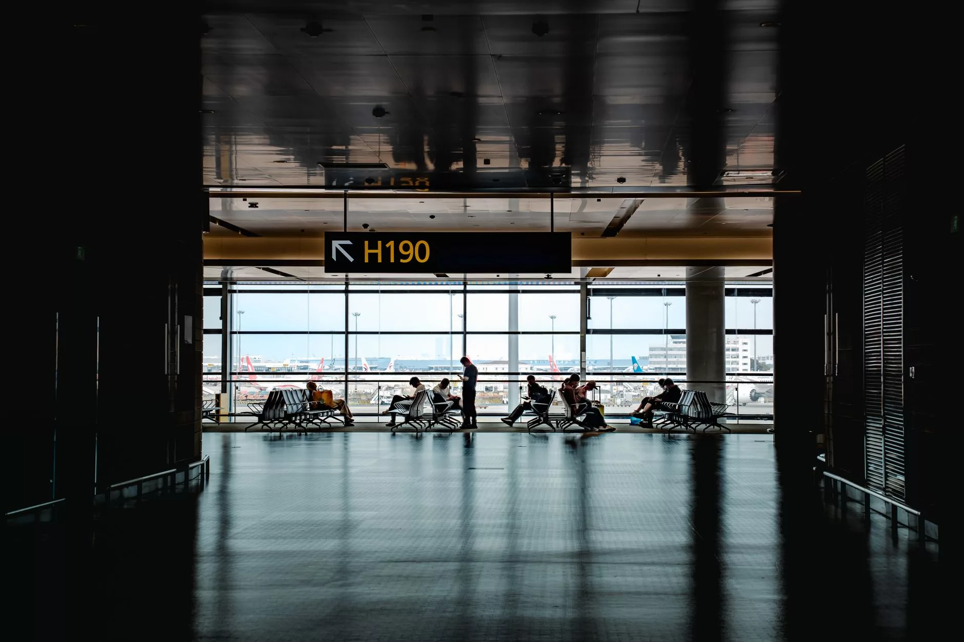 Sofya Havalimanı terminal binası önünde bekleyen modern sarı taksiler ve metro girişi