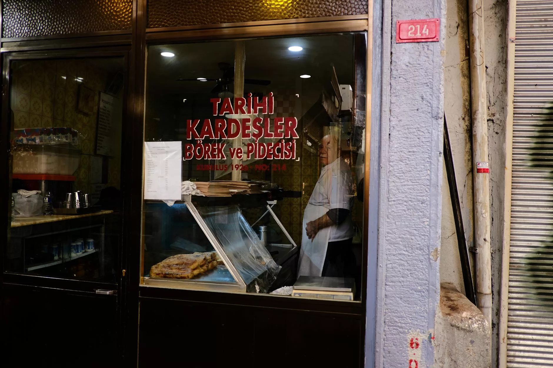 Tivat (Karadağ) geleneksel börek dükkanı