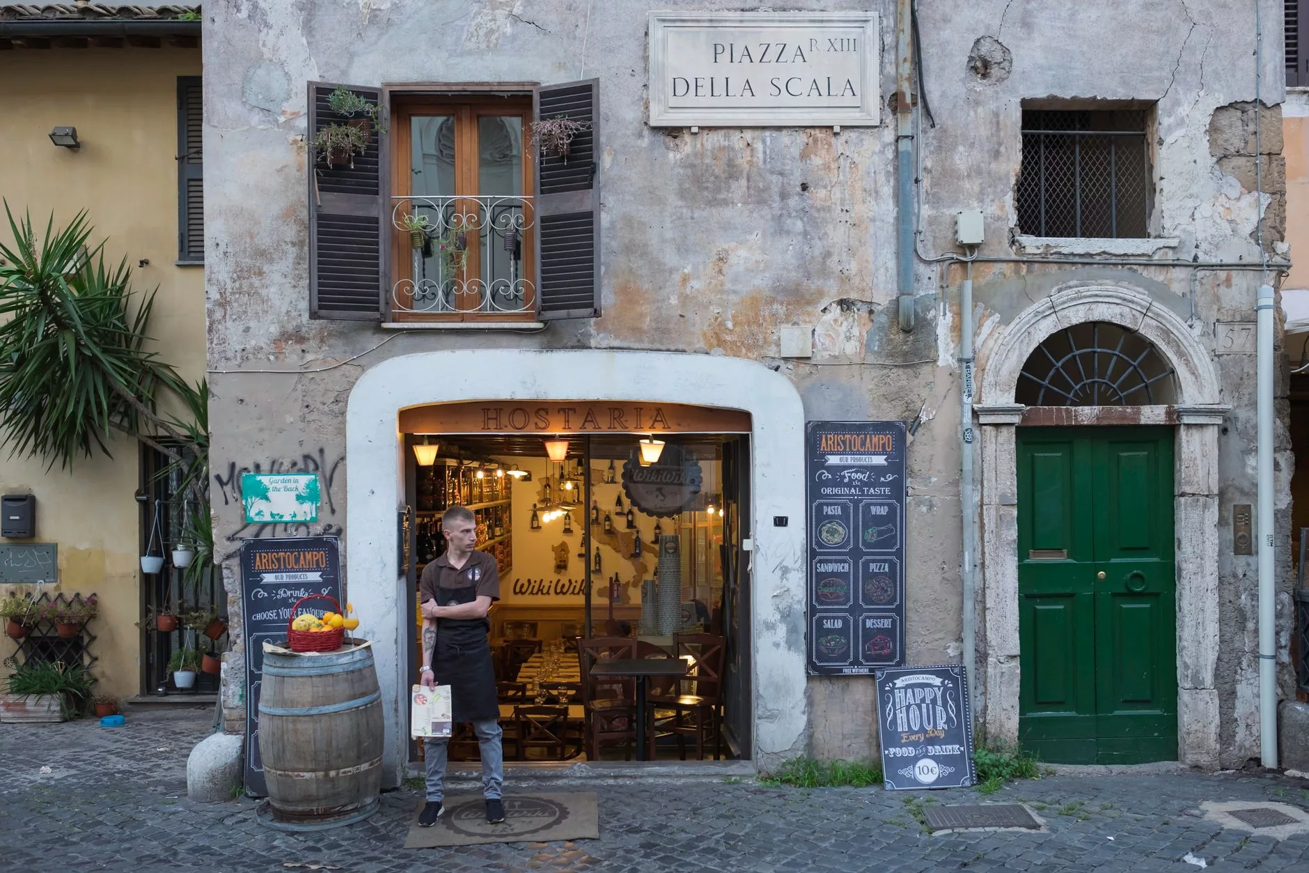 Roma Trastevere sokakları ve sarı renkli binalar