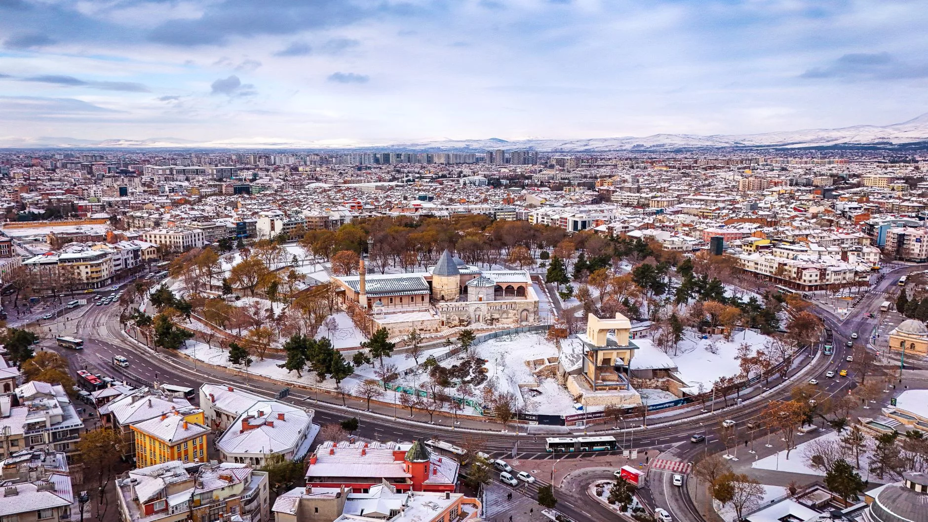 karlı saraybosna başçarşı sokakları ve tarihi sebil